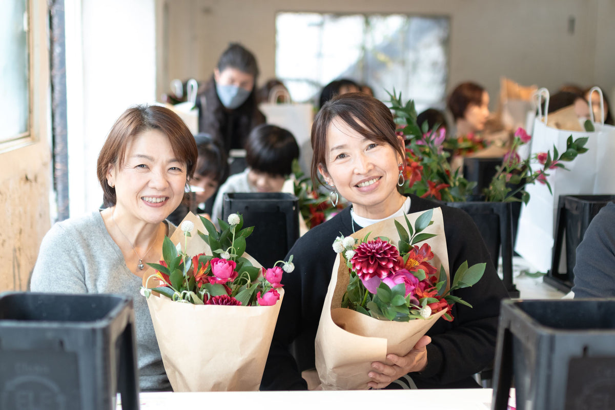 テーブルに並ぶ季節の花
