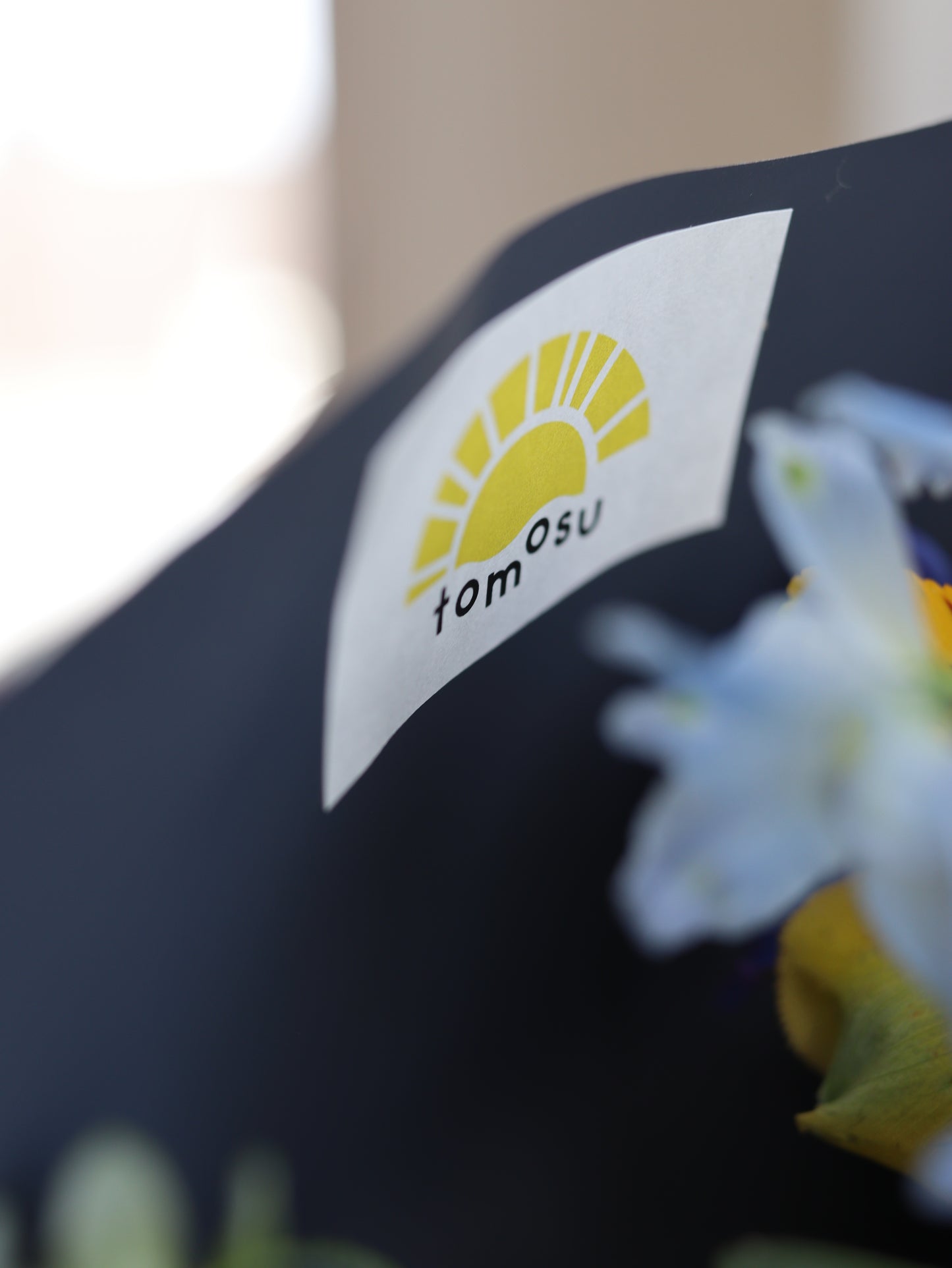 【受付終了】tomosu 2025 父の日デザイン
「陽だまりの背中 – 深い青と、やさしい光を束ねた花束」